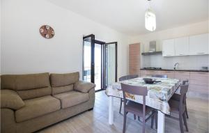 - un salon avec un canapé et une table dans l'établissement 2 Bedroom Nice Apartment In Castellabate, à Castellabate