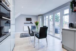 a kitchen and dining room with a glass table and chairs at Modern 3 Bedroom House Dog Friendly in Broomfield