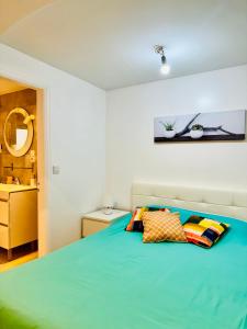 1 dormitorio con 1 cama con 2 almohadas en Casa Tio Albino 2, en Ponta Delgada