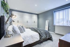 sypialnia z łóżkiem i biurkiem z lampką w obiekcie Modern 3 Bedroom House Dog Friendly w mieście Broomfield