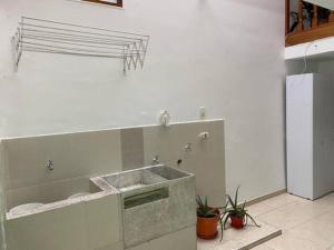 uma casa de banho com um lavatório numa parede branca em Casa 30 em Bogotá