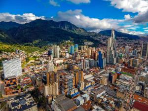 uma vista aérea de uma cidade com edifícios e montanhas em Casa 30 em Bogotá