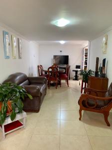 uma sala de estar com um sofá e uma sala de jantar em Casa 30 em Bogotá