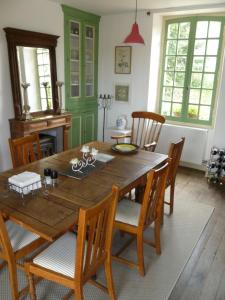 comedor con mesa de madera y sillas en Maison Marie en Le Dorat