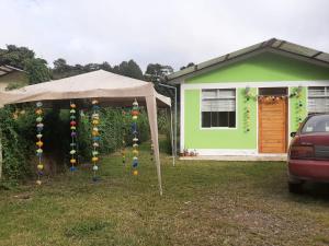 ein Zelt in einem Hof neben einem Haus in der Unterkunft Cabañitas Shollet in Oxapampa