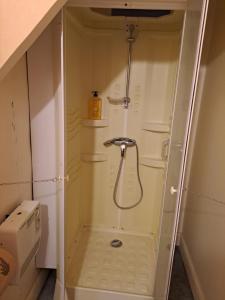 Ένα μπάνιο στο chambre vintage