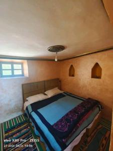 un dormitorio con una cama grande en una habitación en LODGE bennouri, en Telouet