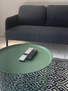 um controlo remoto sentado numa mesa numa sala de estar em Appart des airs Mamoudzou em Mamoudzou