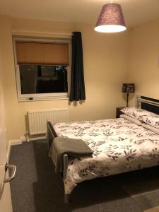um quarto com uma cama e uma janela em Comfortable Belfast city centre apartment em Belfast