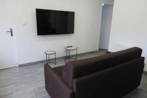 TV/trung tâm giải trí tại Appartement rénové avec WIFI bien équipé au centre ville de PERROS-GUIREC - Ref 940