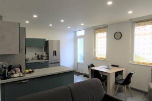 Nhà bếp/bếp nhỏ tại Appartement rénové avec WIFI bien équipé au centre ville de PERROS-GUIREC - Ref 940