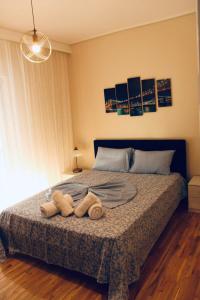- une chambre avec un lit et 2 serviettes dans l'établissement Nikis apartment, à Larissa