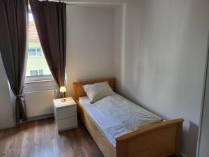 Un pat sau paturi într-o cameră la Schönes, vollmöbliertes Zimmer direkt an der Uniklinik Mainz