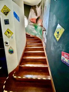 eine Treppe in einem Raum mit Schildern an der Wand in der Unterkunft Viva Chile Providencia - Bustamante in Santiago