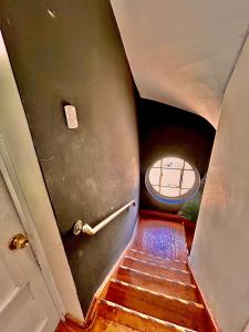 a hallway with a door and a round window at Viva Chile Providencia - Bustamante in Santiago