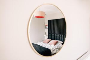 - un miroir dans une chambre avec un lit et un lit dans l'établissement Tranquility, à Worthing