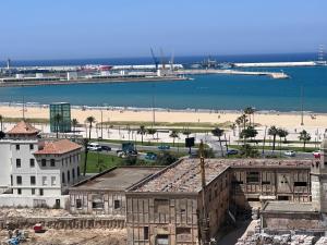 - une vue sur la plage et l'océan avec ses bâtiments dans l'établissement Joli Studio vue sur Mer - Gare TGV, à Tanger