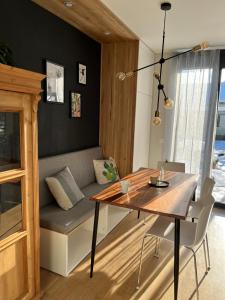 ein Wohnzimmer mit einem Tisch und einem Sofa in der Unterkunft Ferienhaus GOETHE49 in Rielasingen-Worblingen