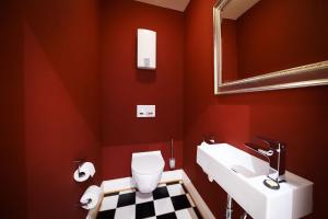 La salle de bains est pourvue d'un lavabo, de toilettes et d'un miroir. dans l'établissement Wein und Landhaus Kallfels, à Kröv