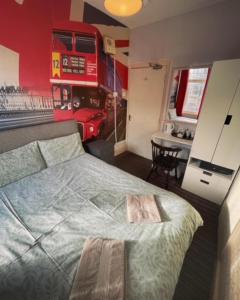1 dormitorio con 1 cama y un autobús pintado en la pared en PRESTIGE PLAZA Hotel, en Blackpool