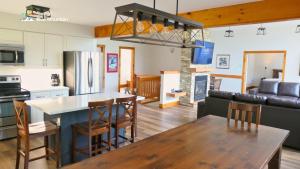 eine Küche und ein Wohnzimmer mit einem Tisch und Stühlen in der Unterkunft Summit Ridge 1 in Blue Mountains