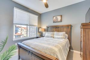 - une chambre avec un grand lit et une fenêtre dans l'établissement Cozy Colorado Abode Near Skiing, Golfing and Hiking!, à Littleton