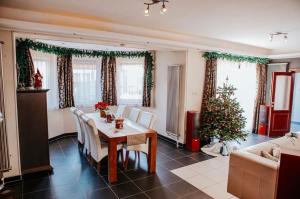 Sala de estar con mesa y árbol de Navidad en Bikeaway Guesthouse, en Kereki