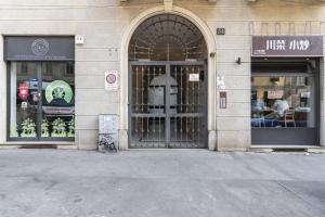 a store front with two doors and a parking meter at Il trilocale dell'Isola milanese in Milan