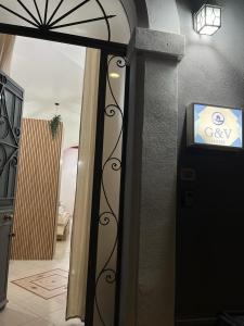 uma porta para um hall de entrada com um sinal em G&Vhome em Catânia