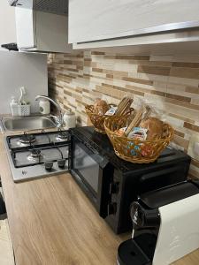 uma cozinha com fogão e cestos de pão em G&Vhome em Catânia