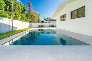 einen Pool im Hinterhof eines Hauses in der Unterkunft Modern Home, Heated Pool Hot-Tub, 12min to Ocean in Miami