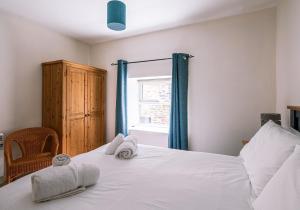 a bedroom with a bed with towels on it at Flat 1, Literary Institute in Richmond