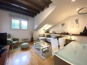 una sala de estar con un sofá y una mesa en Norabona Cangas de Onís VUT-3104-AS, en Cangas de Onís