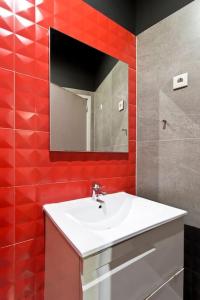 uma casa de banho com um lavatório e um espelho em Aposentus - St Francisco Studio 20 no Porto