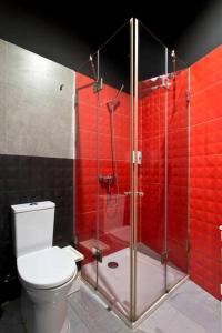 uma casa de banho vermelha com um WC e um chuveiro em Aposentus - St Francisco Studio 20 no Porto