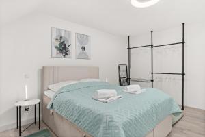 Säng eller sängar i ett rum på PAKITO: Kassel Zentrum - Workstation - Stilvoll & Komfortabel