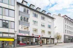 un gran edificio blanco en una esquina de la calle en PAKITO: Kassel Zentrum - Workstation - Stilvoll & Komfortabel, en Kassel