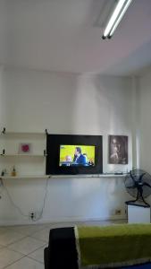 En TV eller et underholdningssystem på Apartamento inteiro com privacidade