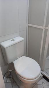 uma casa de banho com um WC branco numa cabina em Apartamento inteiro com privacidade no Rio de Janeiro