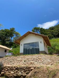 Casa con ventana y entrada de piedra en Namata CHALÉS en Nova Friburgo