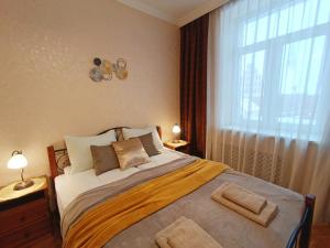 - une chambre avec un grand lit et une fenêtre dans l'établissement Old Town Retreat with Stunning Views 2 bedroom Apartment, à Riga