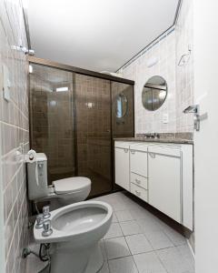 Ένα μπάνιο στο Apartamento pé na areia em Riviera de São Lourenço