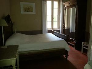 A bed or beds in a room at Le Patio Des Cigales