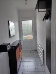 uma cozinha com um balcão preto e uma porta em Monteurwohnung 6 P. Mönchengladbach Rheydt em Mönchengladbach