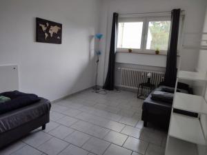uma sala de estar com um sofá e uma janela em Monteurwohnung 6 P. Mönchengladbach Rheydt em Mönchengladbach