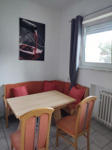 einen Tisch und Stühle mit einem Tisch und einem Sofa in der Unterkunft Monteurwohnung 6 P. Mönchengladbach Rheydt in Mönchengladbach