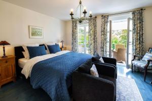 ein Schlafzimmer mit einem Bett mit einer blauen Decke in der Unterkunft Wein und Landhaus Kallfels in Kröv