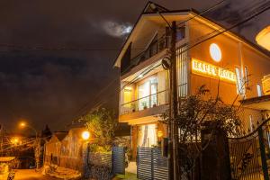 um edifício com uma placa que diz olá hotel em Happy Home Da Lat em Da Thanh