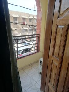 uma vista da porta de um quarto com uma janela em Buzsahm em Dakar