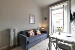 uma sala de estar com um sofá e uma mesa em Primopiano - Giacosa em Milão